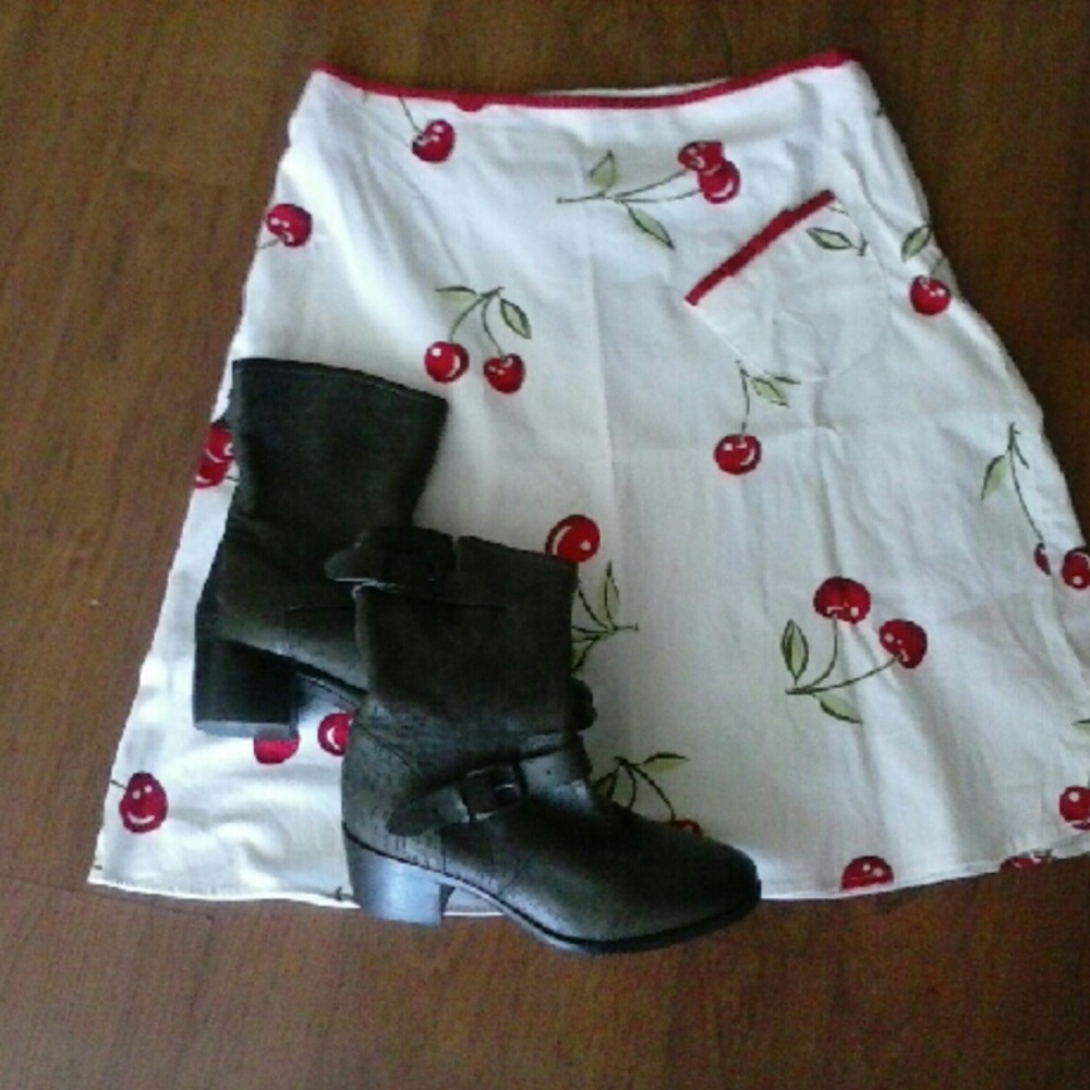 Vintage SUMMER FUN SKIRT..... Dubbed the "CHERRY PICKER" .